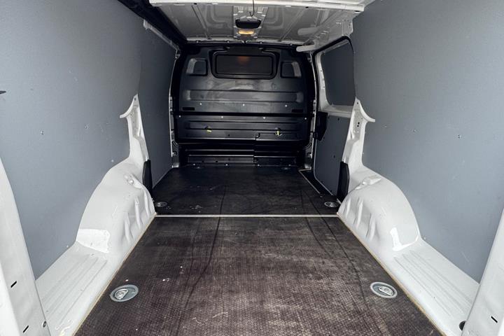 Hvid Opel Vivaro fra 2023