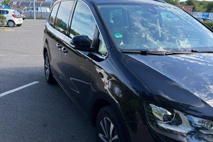 Sort VW Sharan fra 2020
