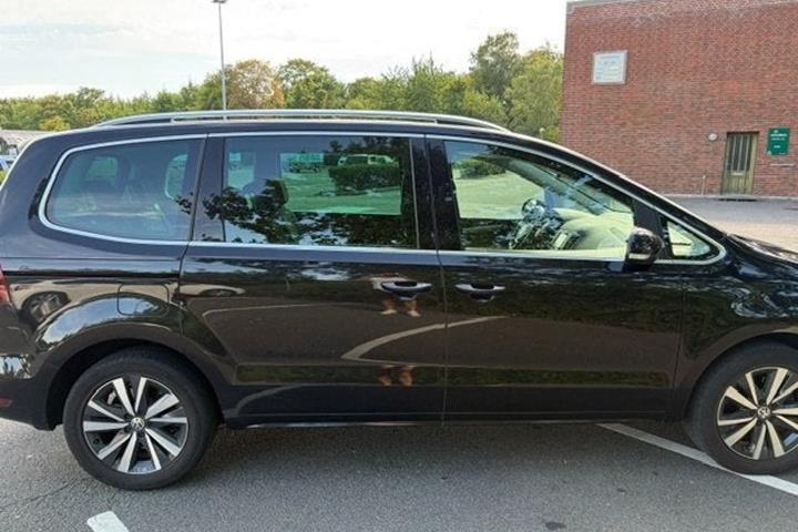 Sort VW Sharan fra 2020