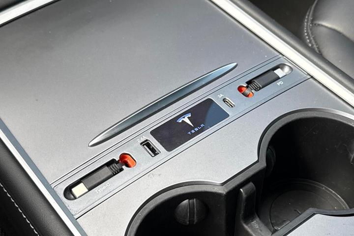Sort Tesla Model 3 fra 2023