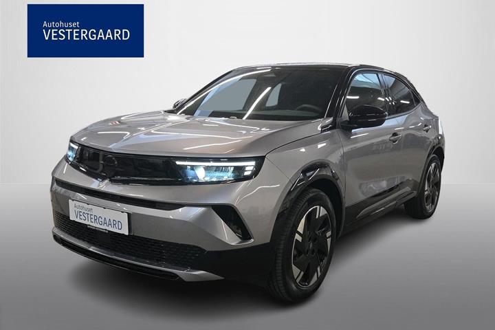 Grå Opel Mokka-e fra 2025 set udefra