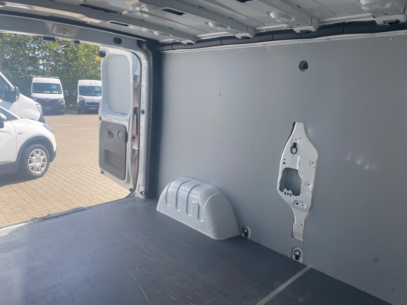 Hvid Renault Trafic T29 fra 2021