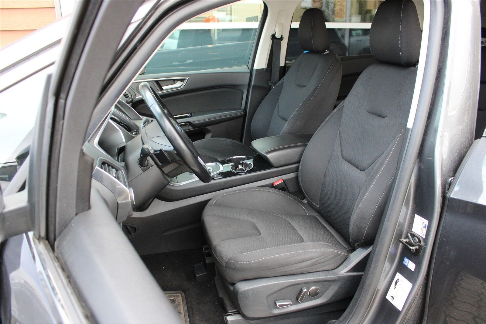Grå Ford S-MAX fra 2019