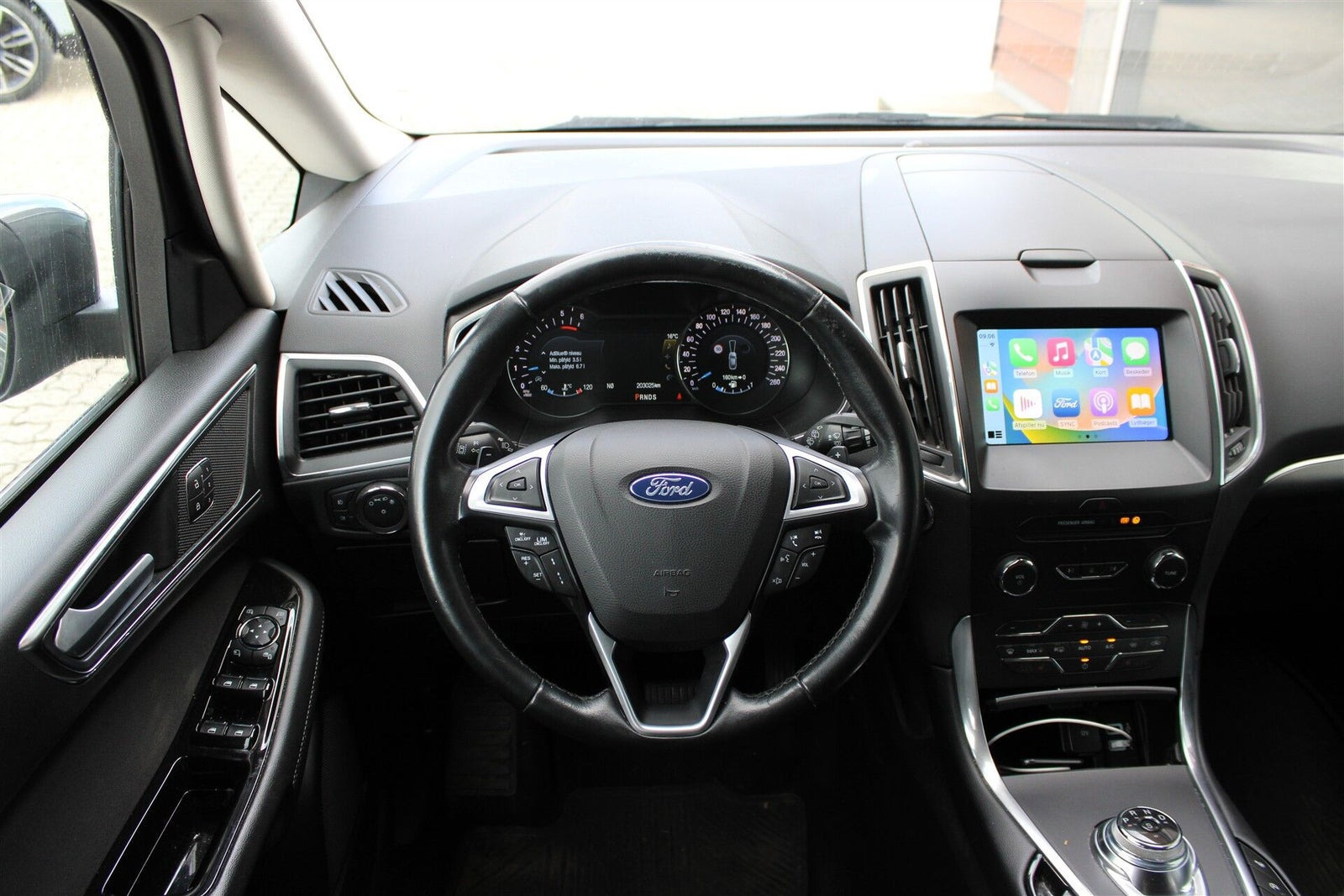 Grå Ford S-MAX fra 2019