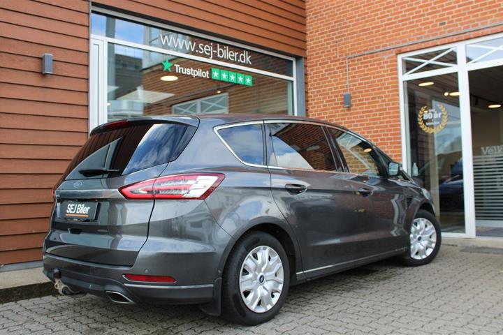 Grå Ford S-MAX fra 2019