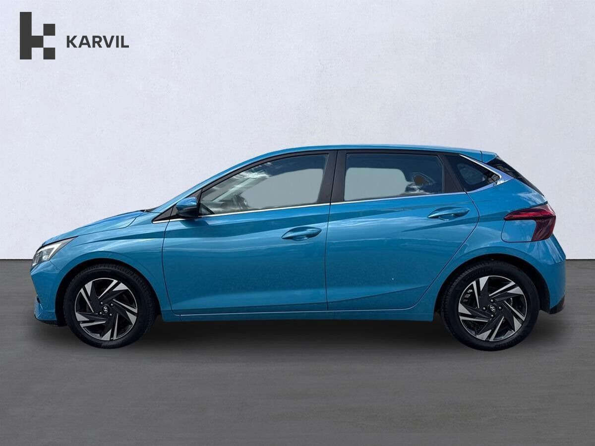 Blå Hyundai i20 fra 2020