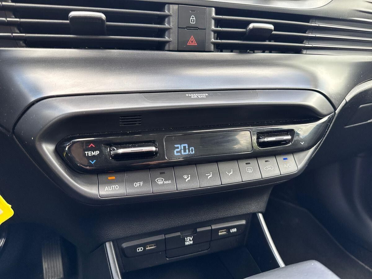 Blå Hyundai i20 fra 2020