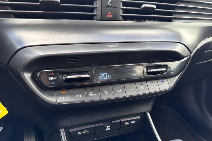 Blå Hyundai i20 fra 2020