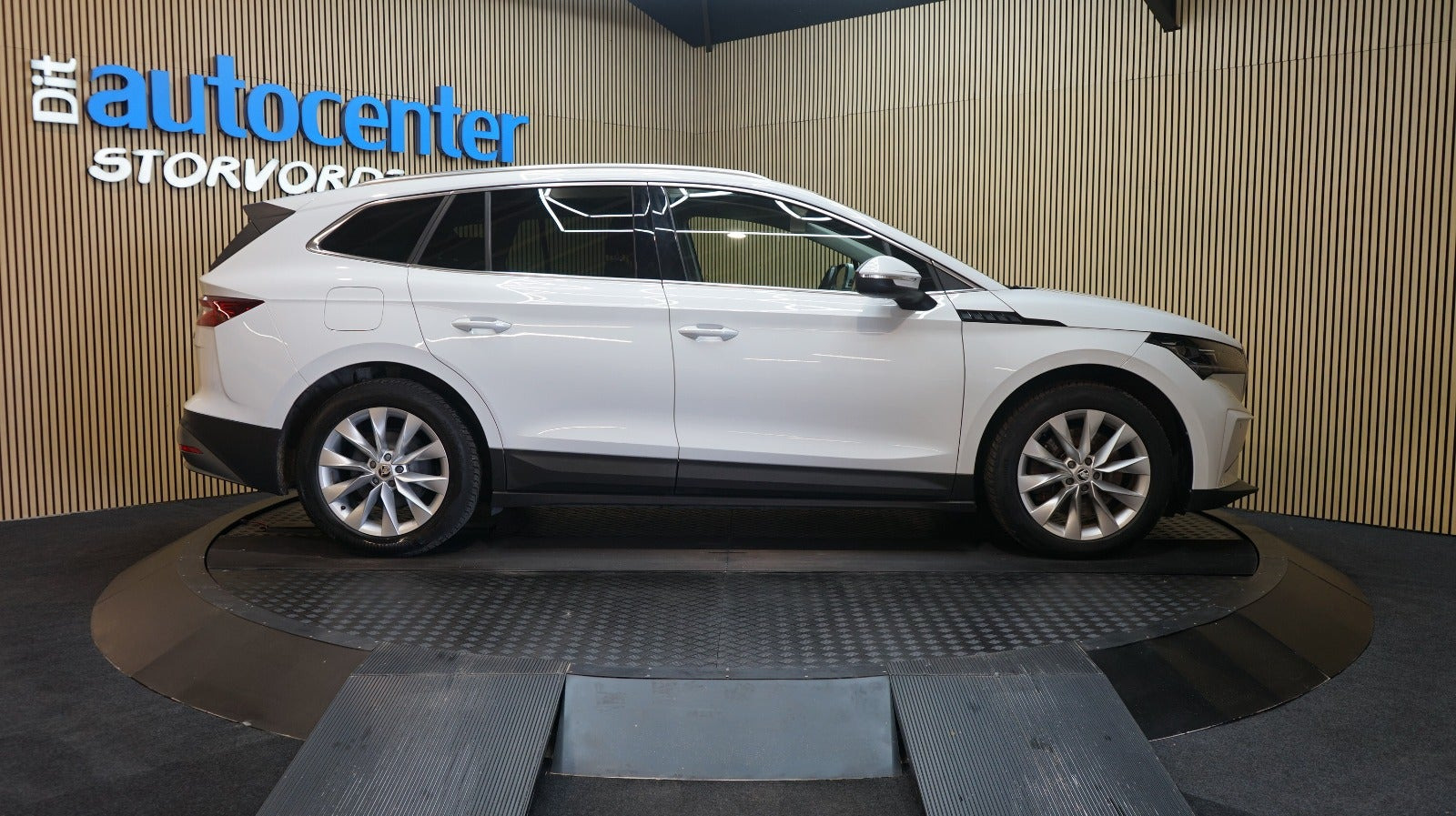 Hvid Skoda Enyaq fra 2022