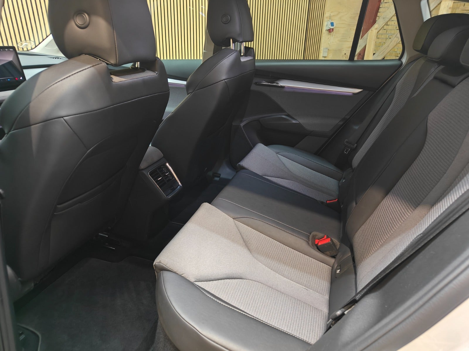 Hvid Skoda Enyaq fra 2022