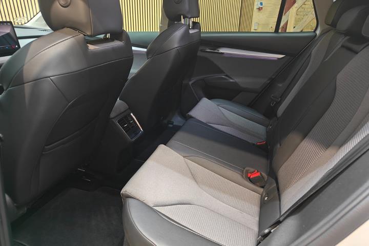 Hvid Skoda Enyaq fra 2022