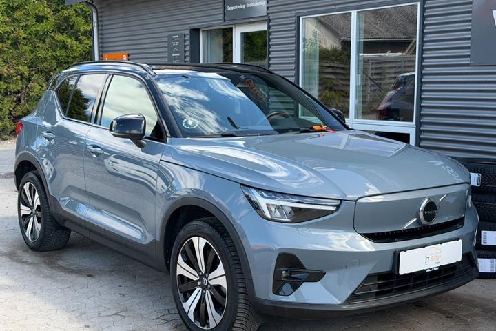 Grå Volvo XC40 fra 2023 set udefra