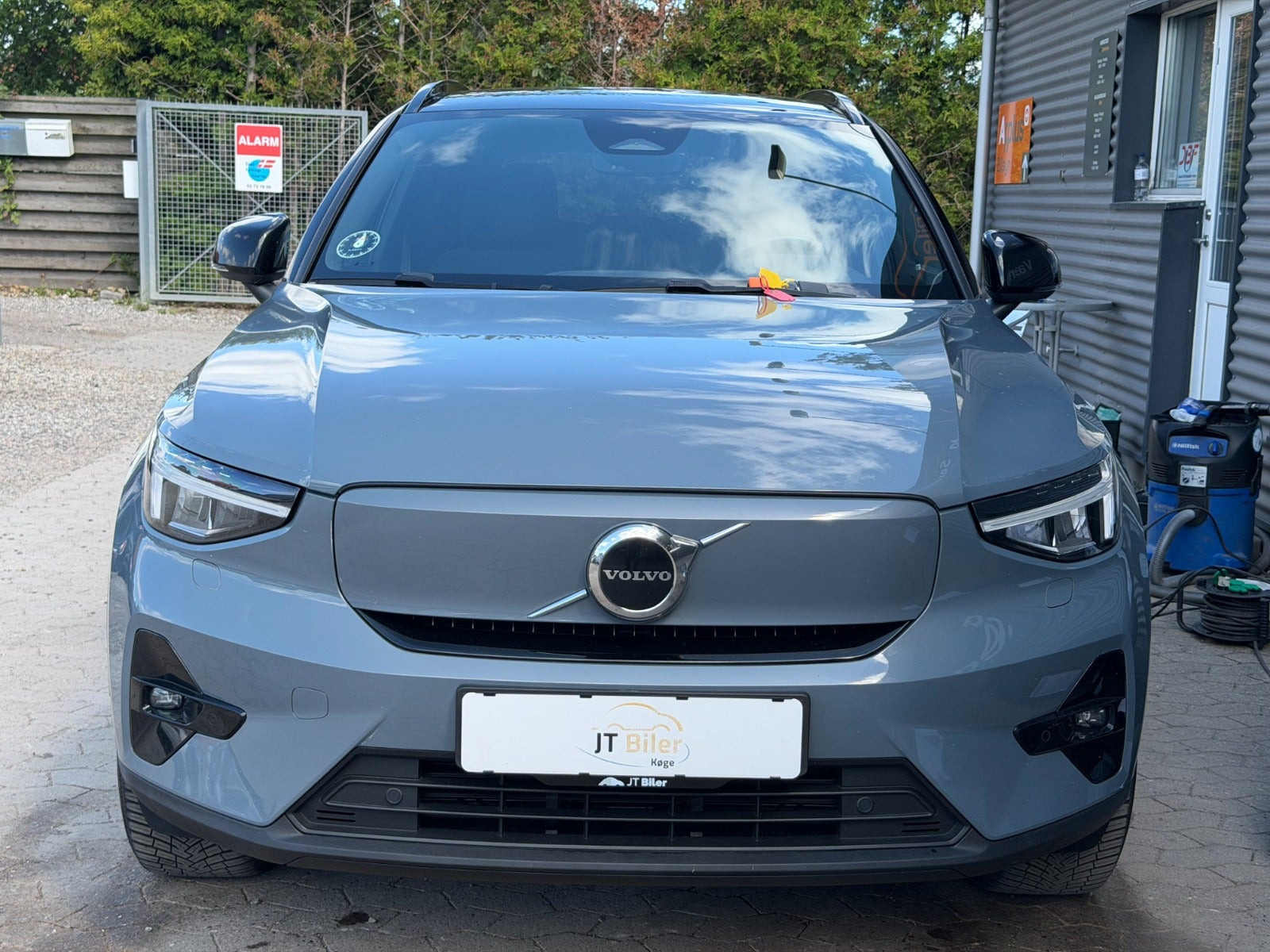 Grå Volvo XC40 fra 2023