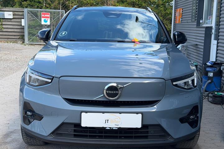 Grå Volvo XC40 fra 2023