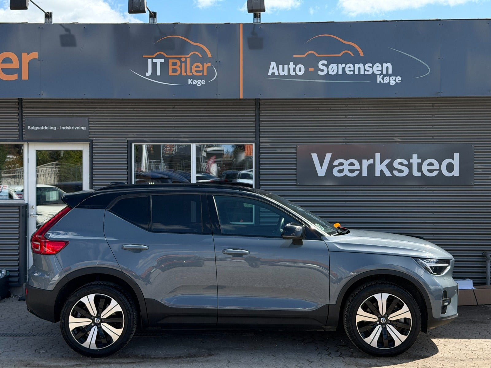 Grå Volvo XC40 fra 2023