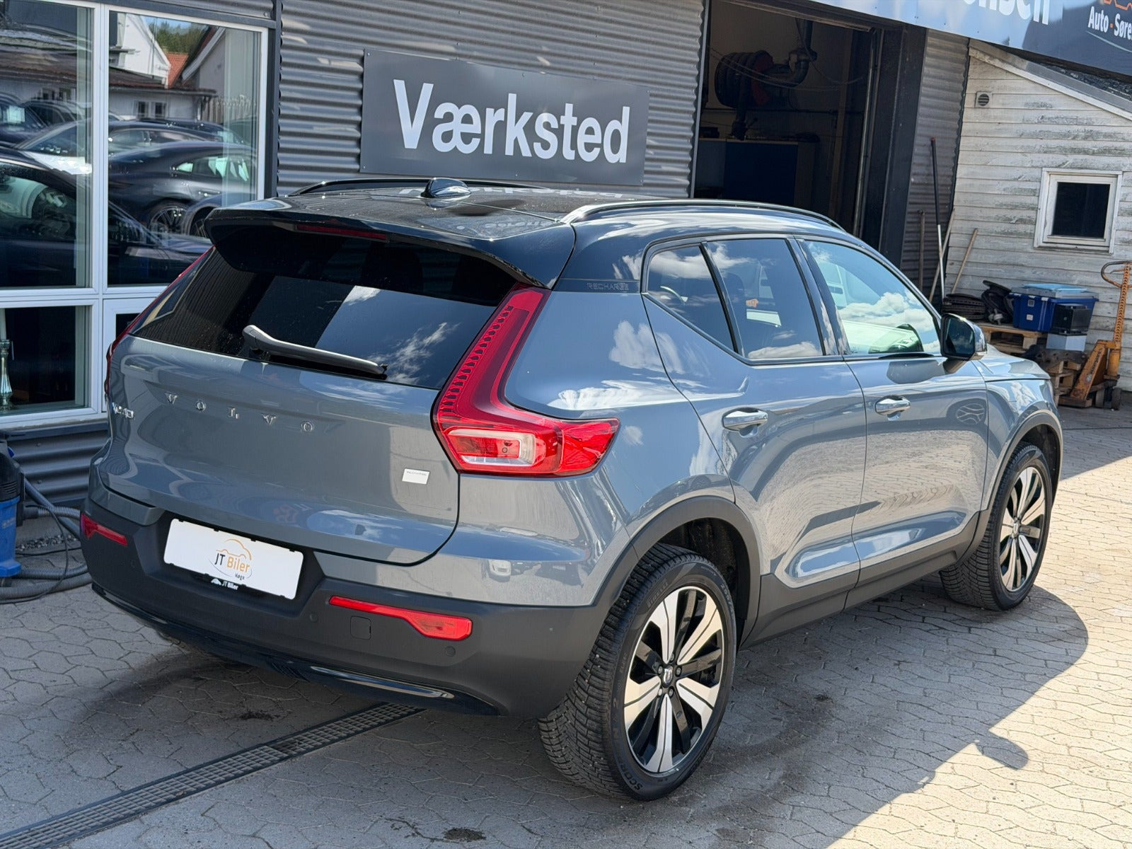 Grå Volvo XC40 fra 2023