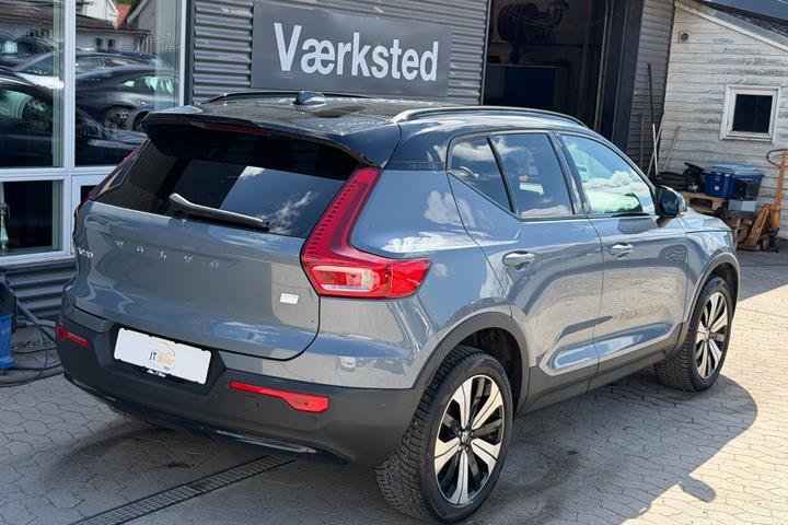 Grå Volvo XC40 fra 2023
