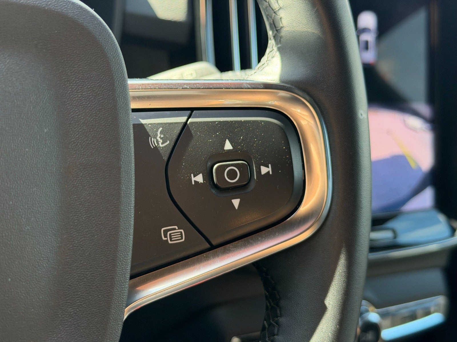 Grå Volvo XC40 fra 2023
