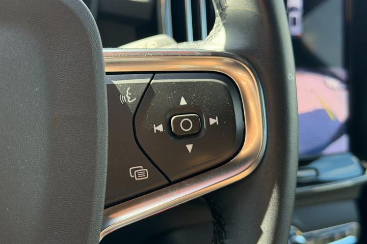 Grå Volvo XC40 fra 2023