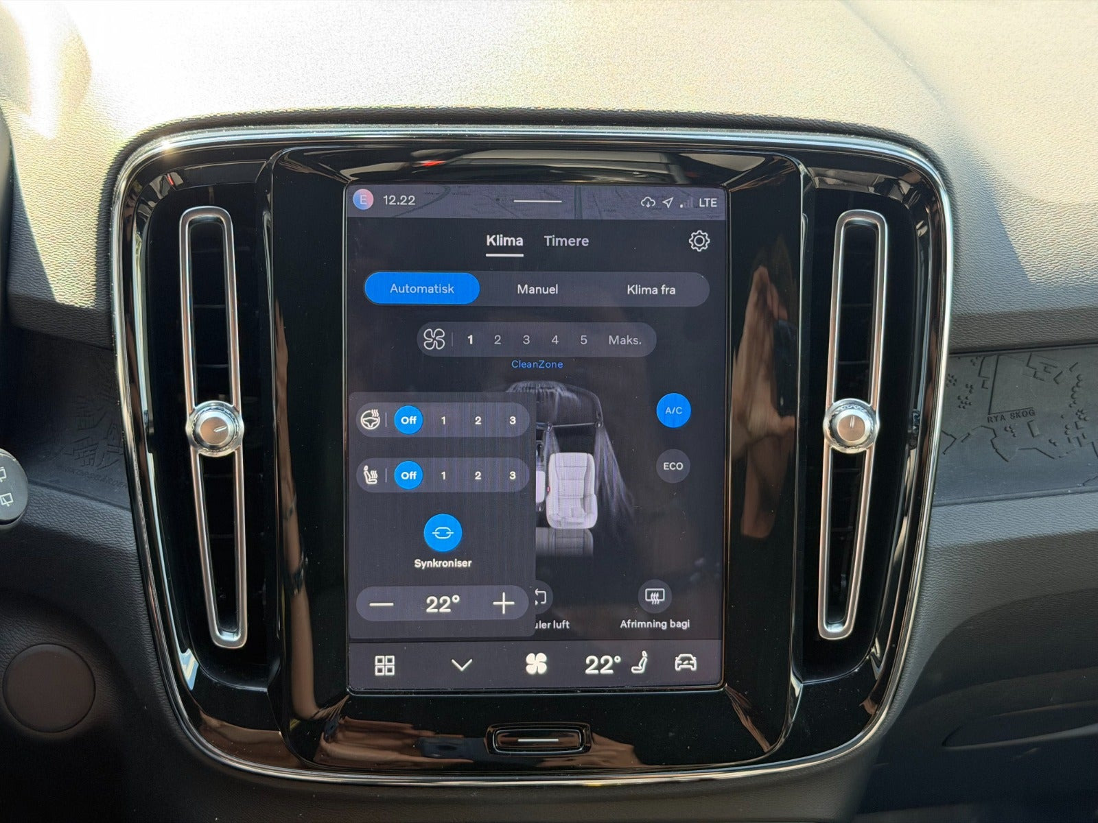 Grå Volvo XC40 fra 2023