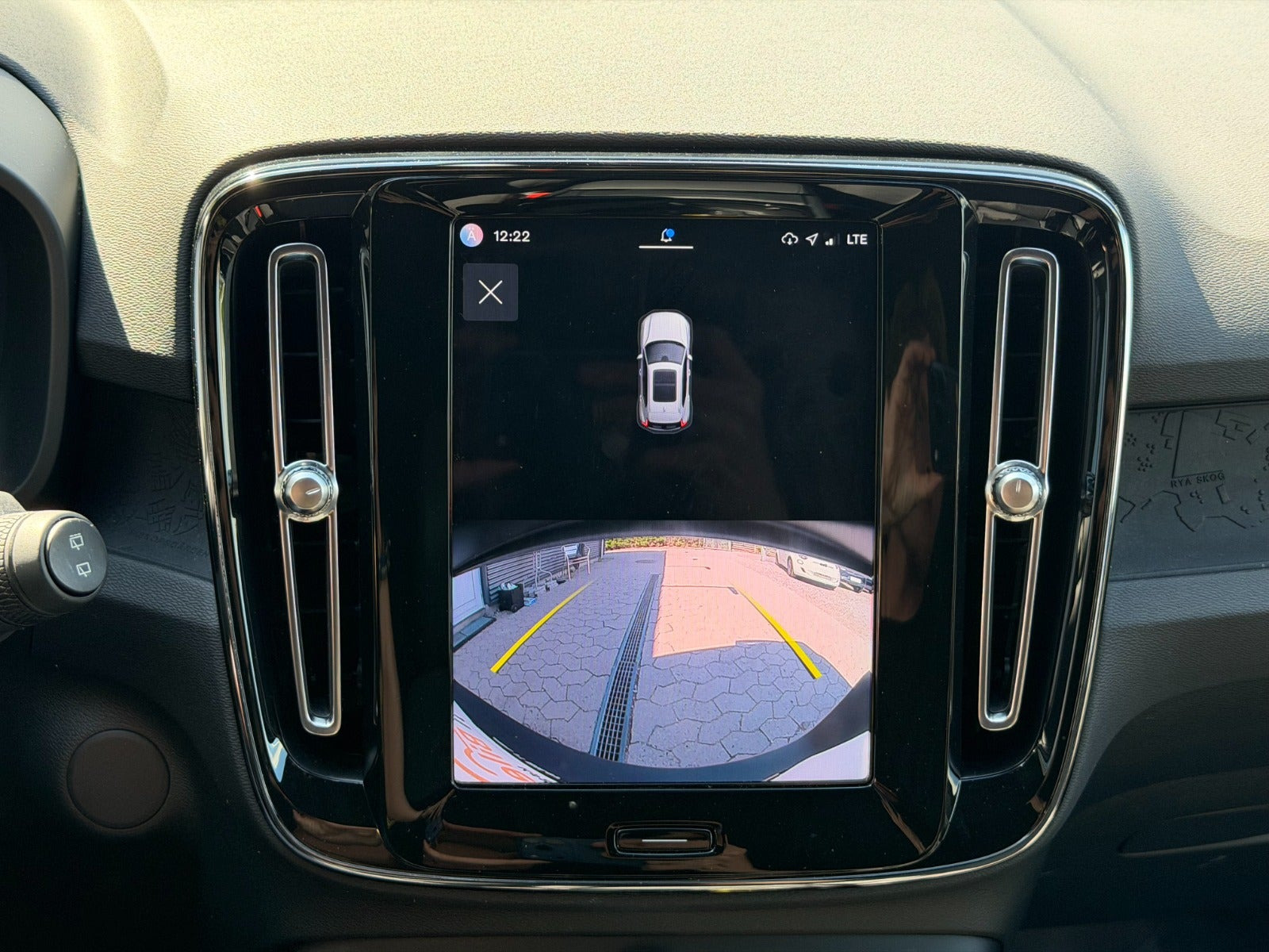 Grå Volvo XC40 fra 2023