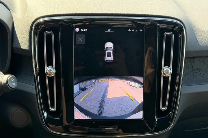 Grå Volvo XC40 fra 2023
