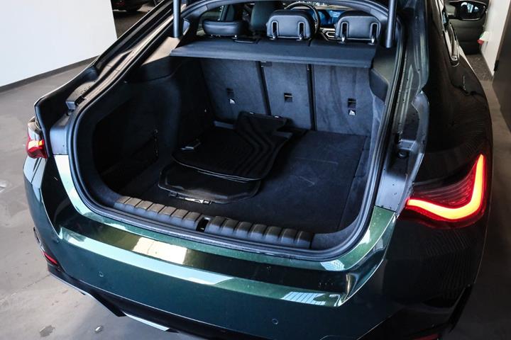 Grøn BMW i4 fra 2024
