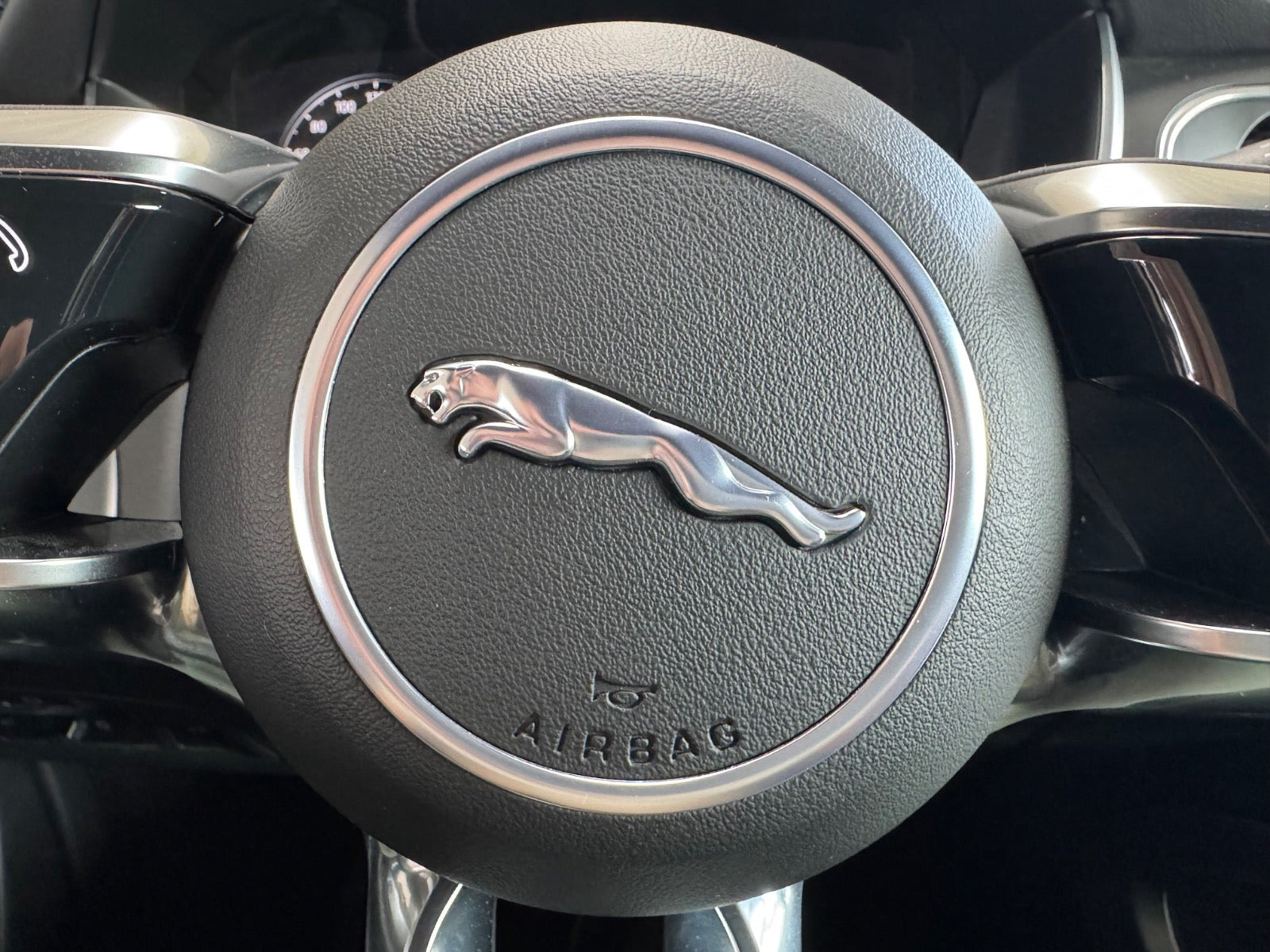 Blå Jaguar I-Pace fra 2024
