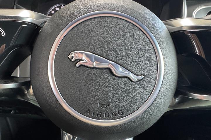 Blå Jaguar I-Pace fra 2024