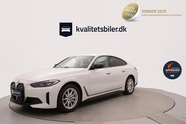 Hvid BMW i4 fra 2023 set udefra