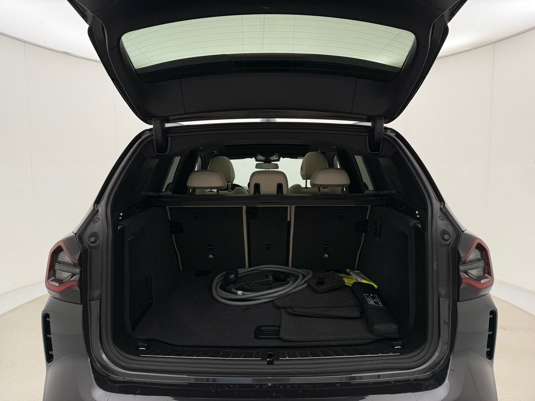 Grå BMW iX3 fra 2022