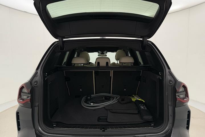 Grå BMW iX3 fra 2022