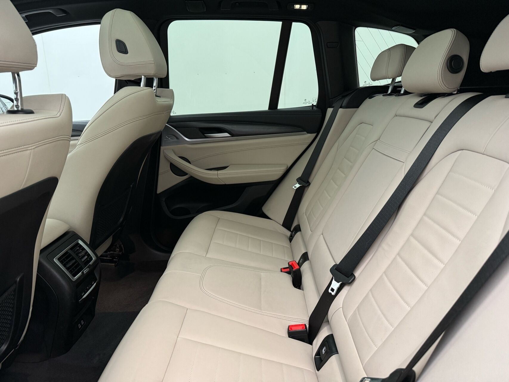 Grå BMW iX3 fra 2022