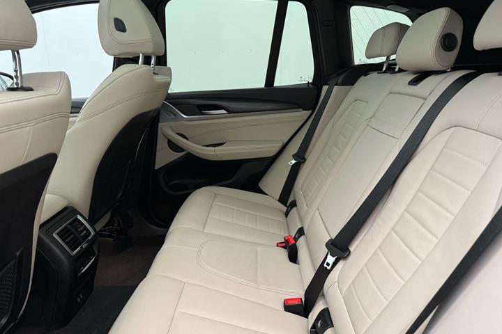 Grå BMW iX3 fra 2022