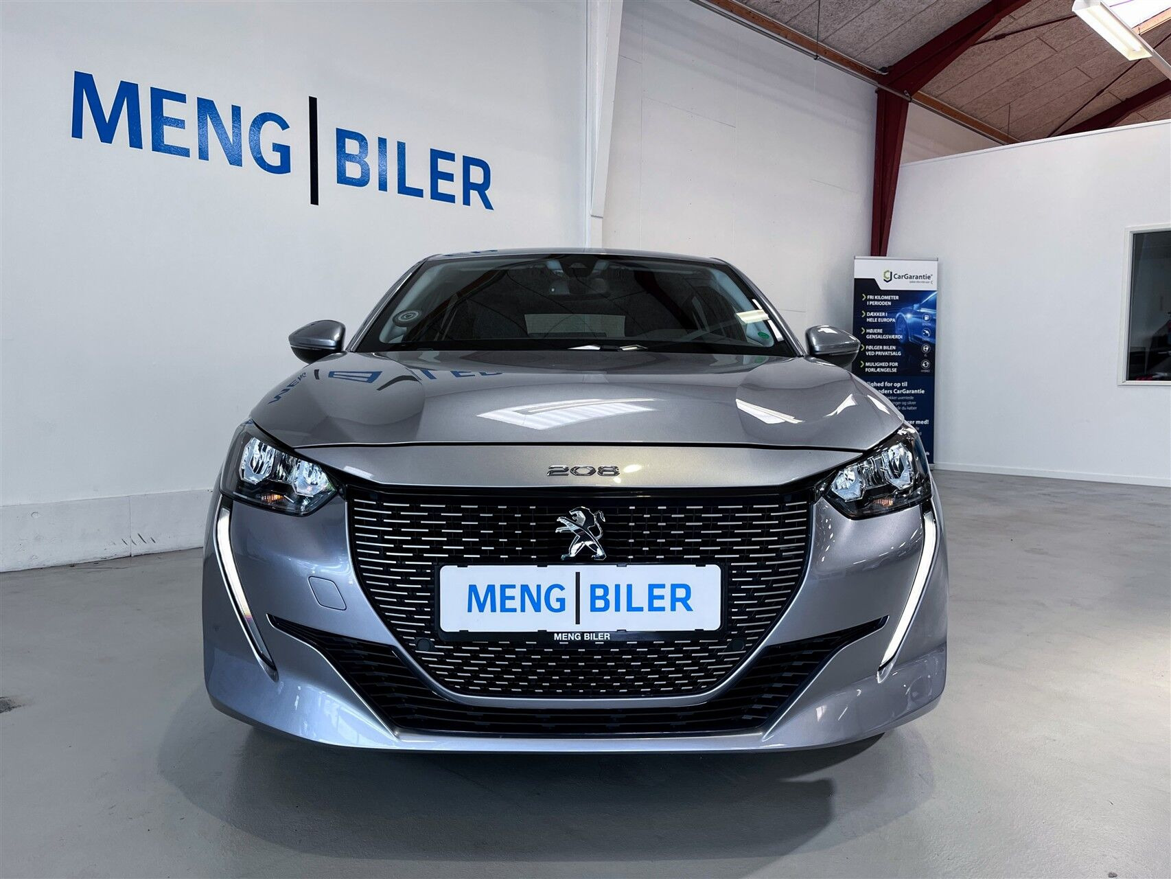 Grå Peugeot e-208 fra 2022