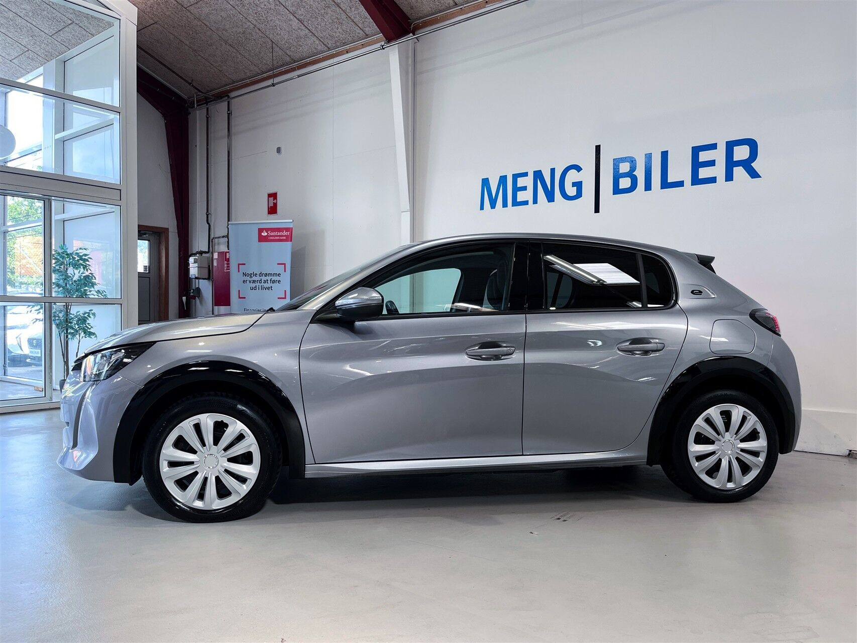 Grå Peugeot e-208 fra 2022