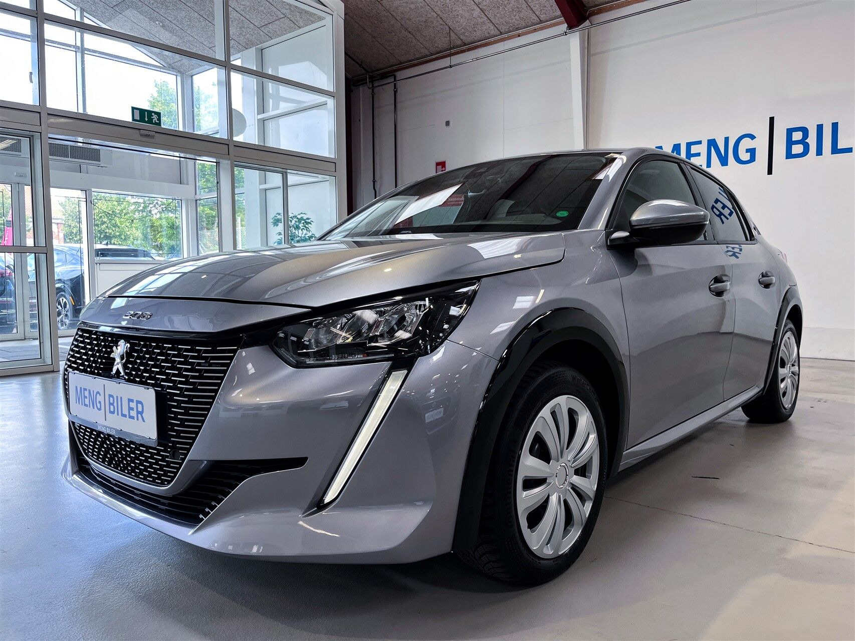 Grå Peugeot e-208 fra 2022