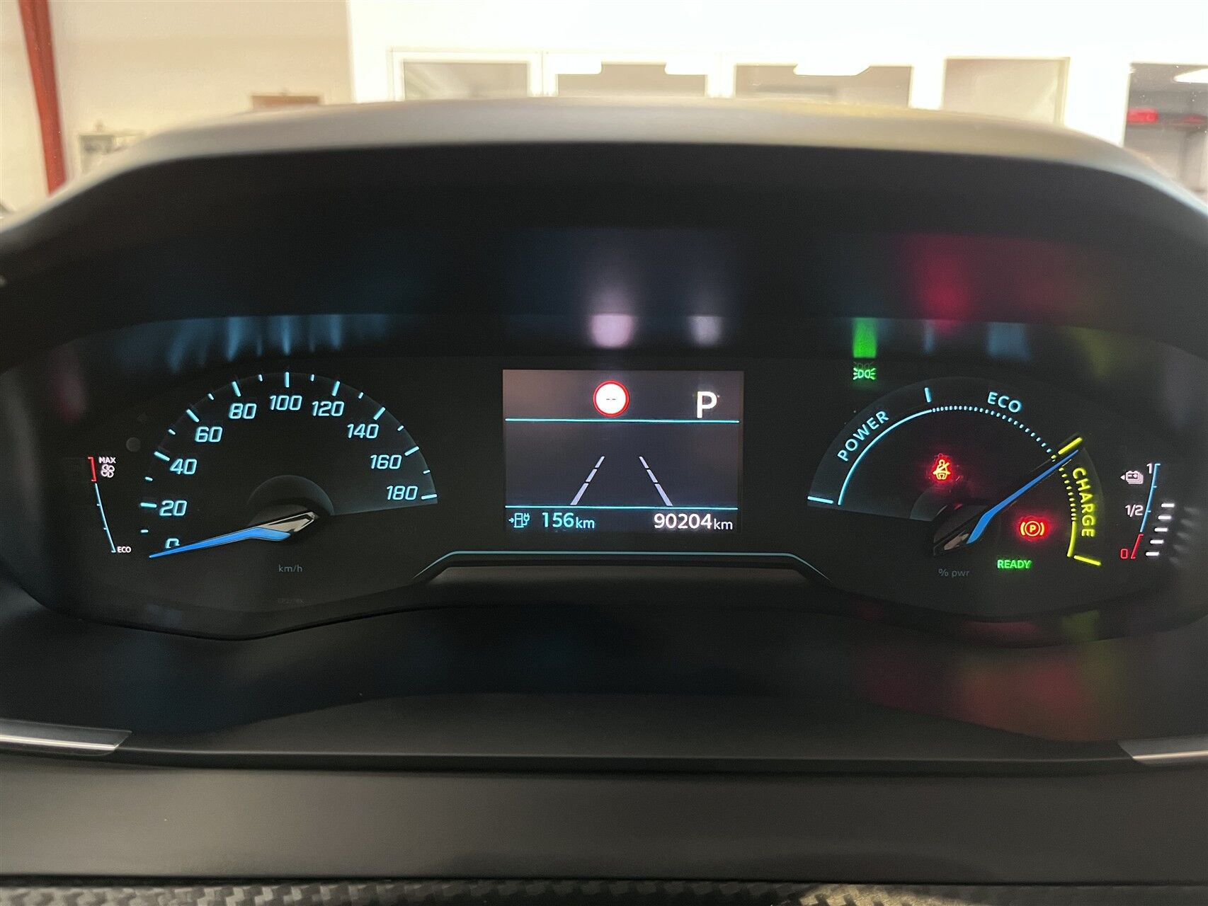 Grå Peugeot e-208 fra 2022