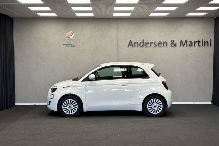 Hvid Fiat 500e fra 2023