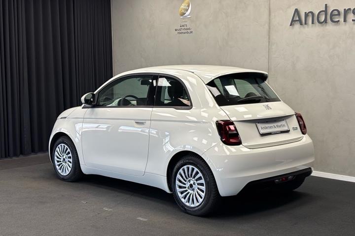 Hvid Fiat 500e fra 2023