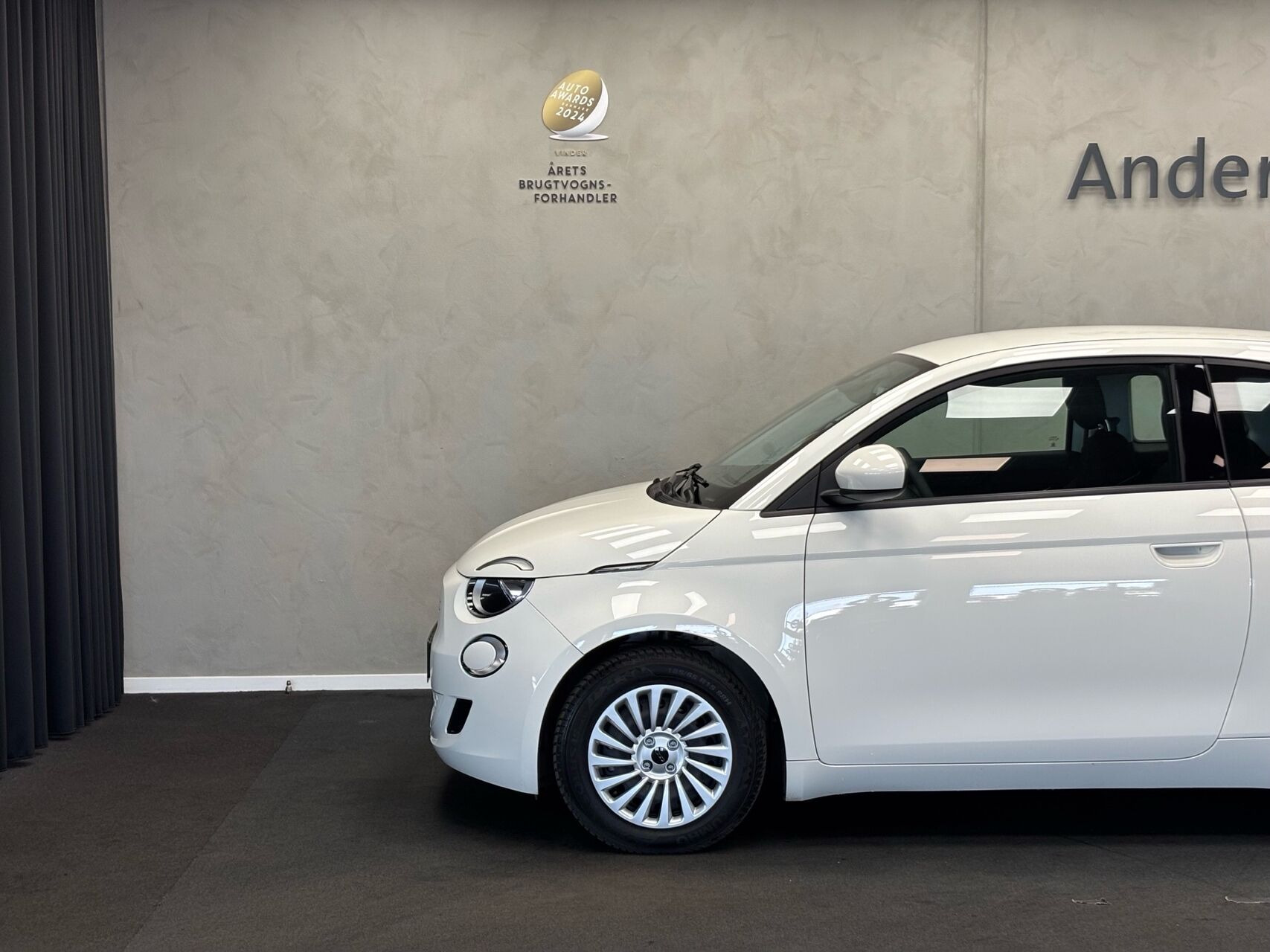 Hvid Fiat 500e fra 2023