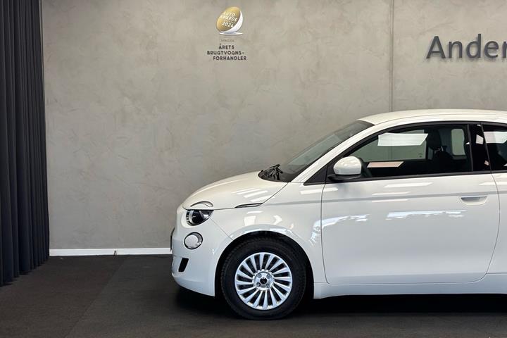 Hvid Fiat 500e fra 2023
