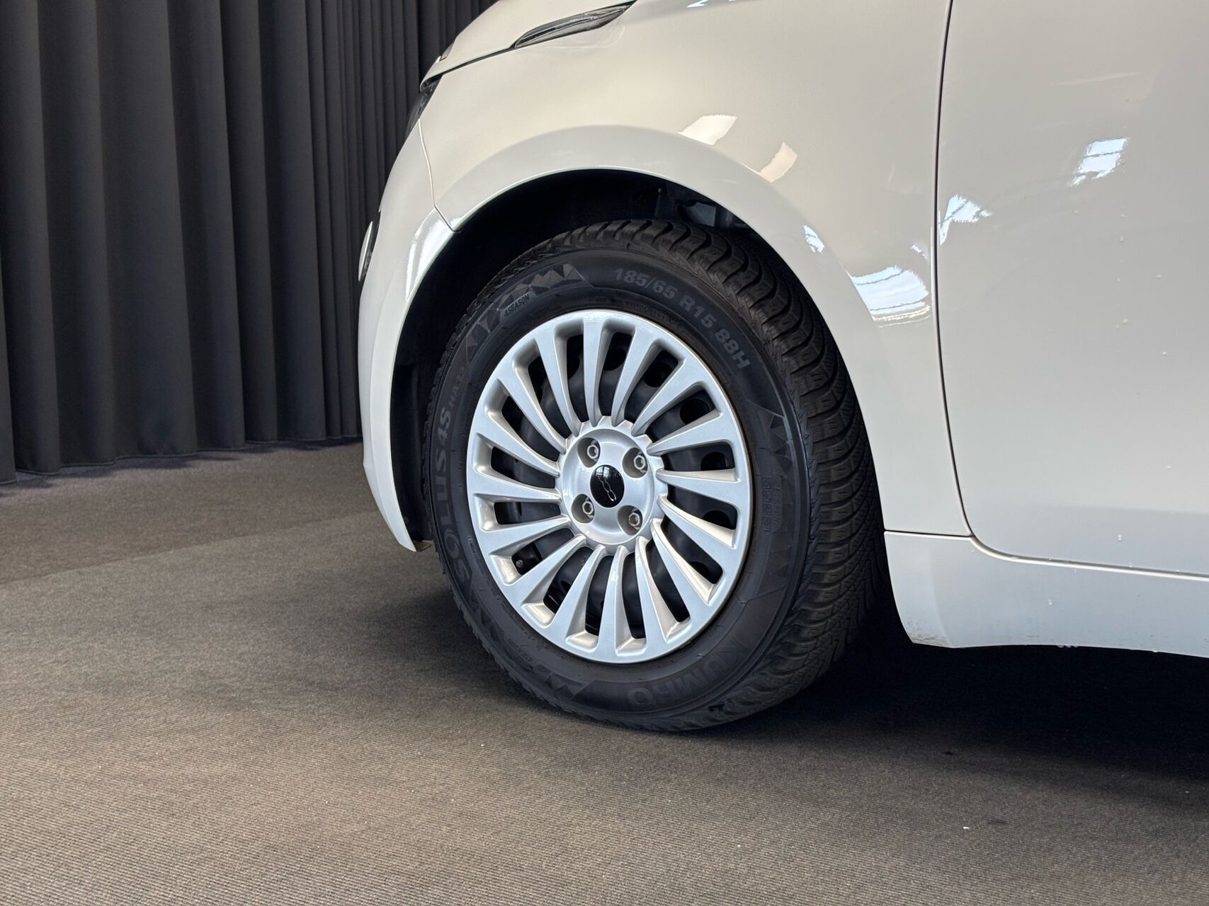 Hvid Fiat 500e fra 2023
