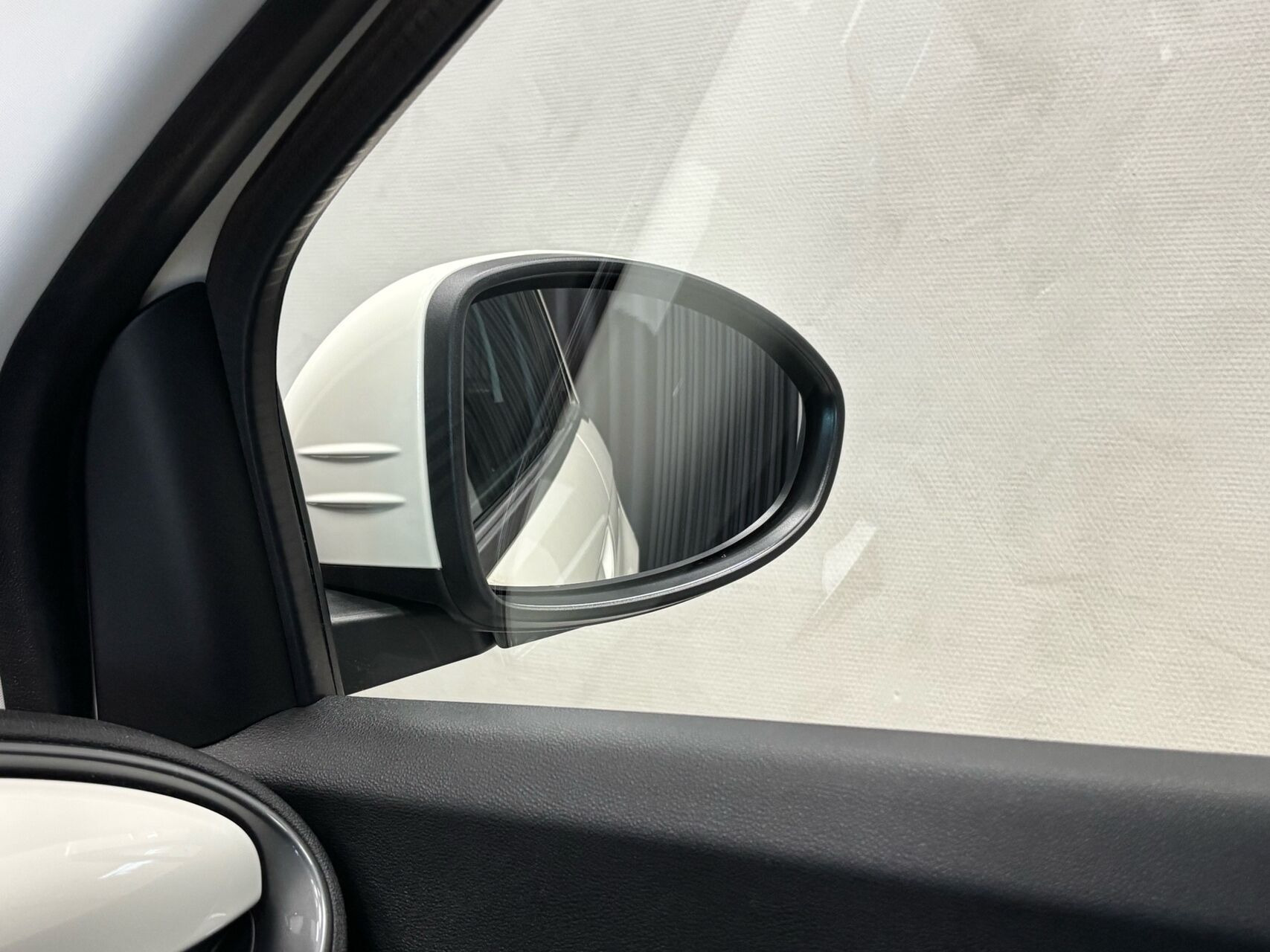 Hvid Fiat 500e fra 2023