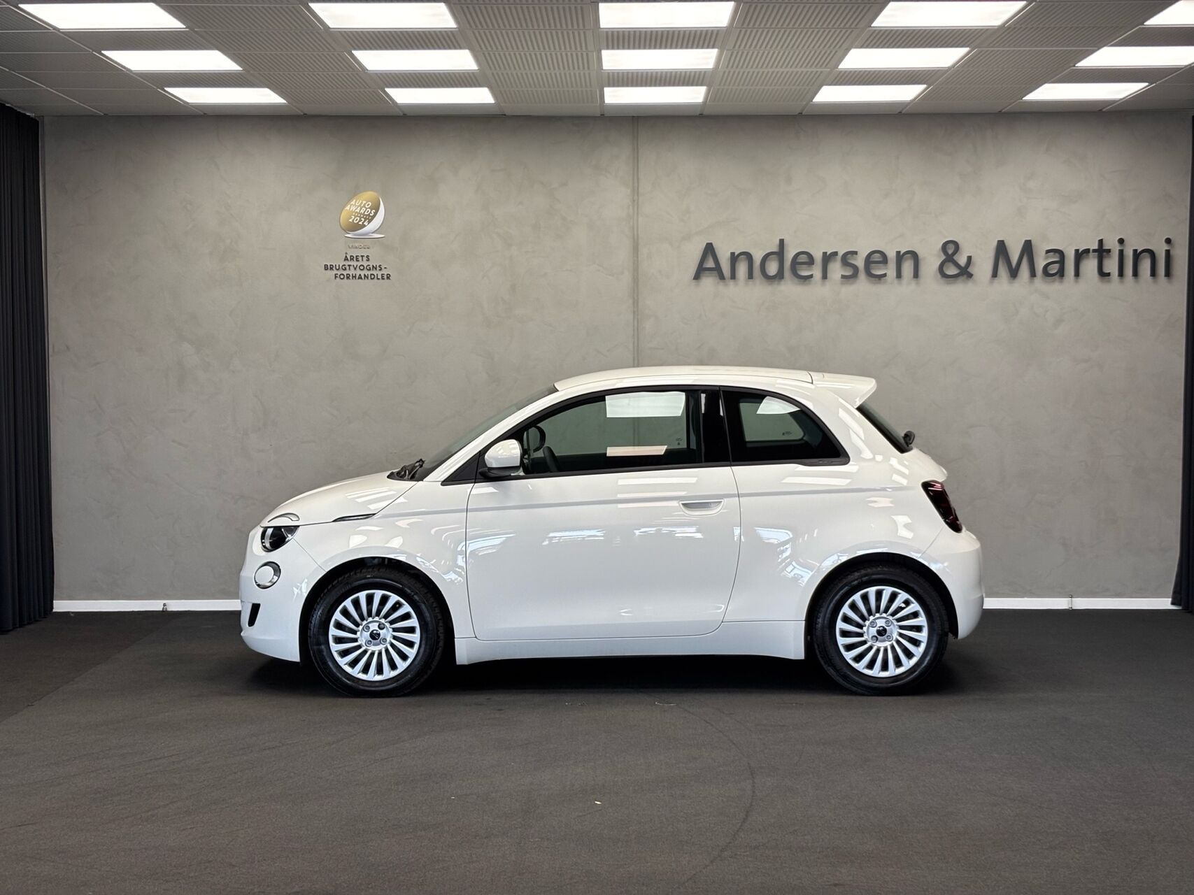 Hvid Fiat 500e fra 2023