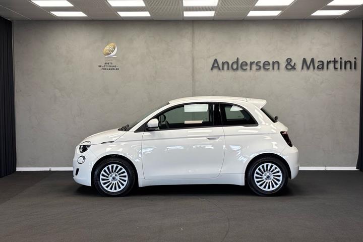 Hvid Fiat 500e fra 2023