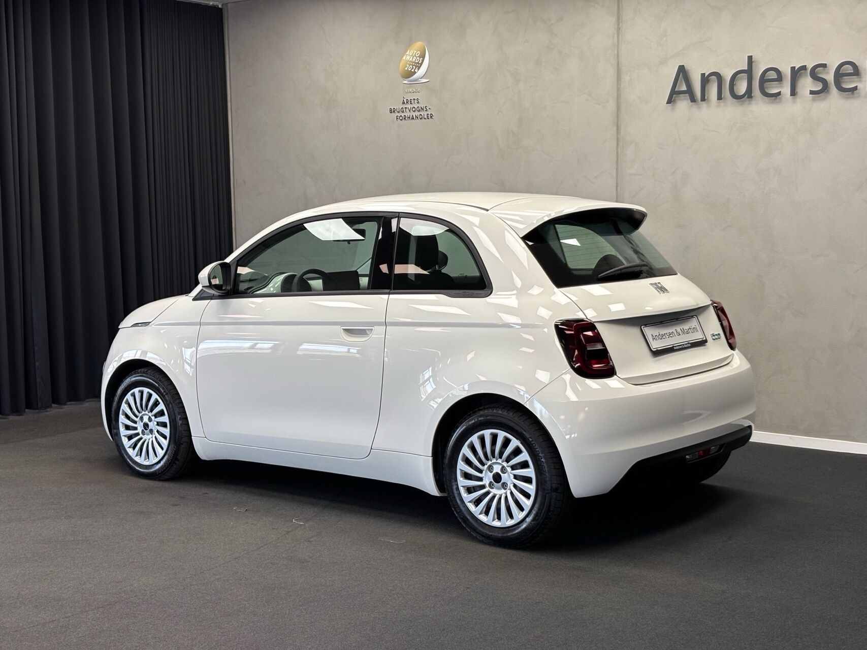 Hvid Fiat 500e fra 2023