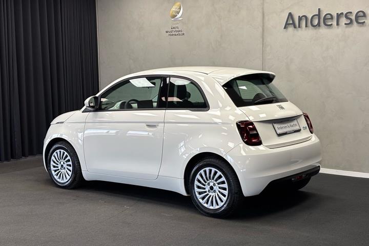 Hvid Fiat 500e fra 2023