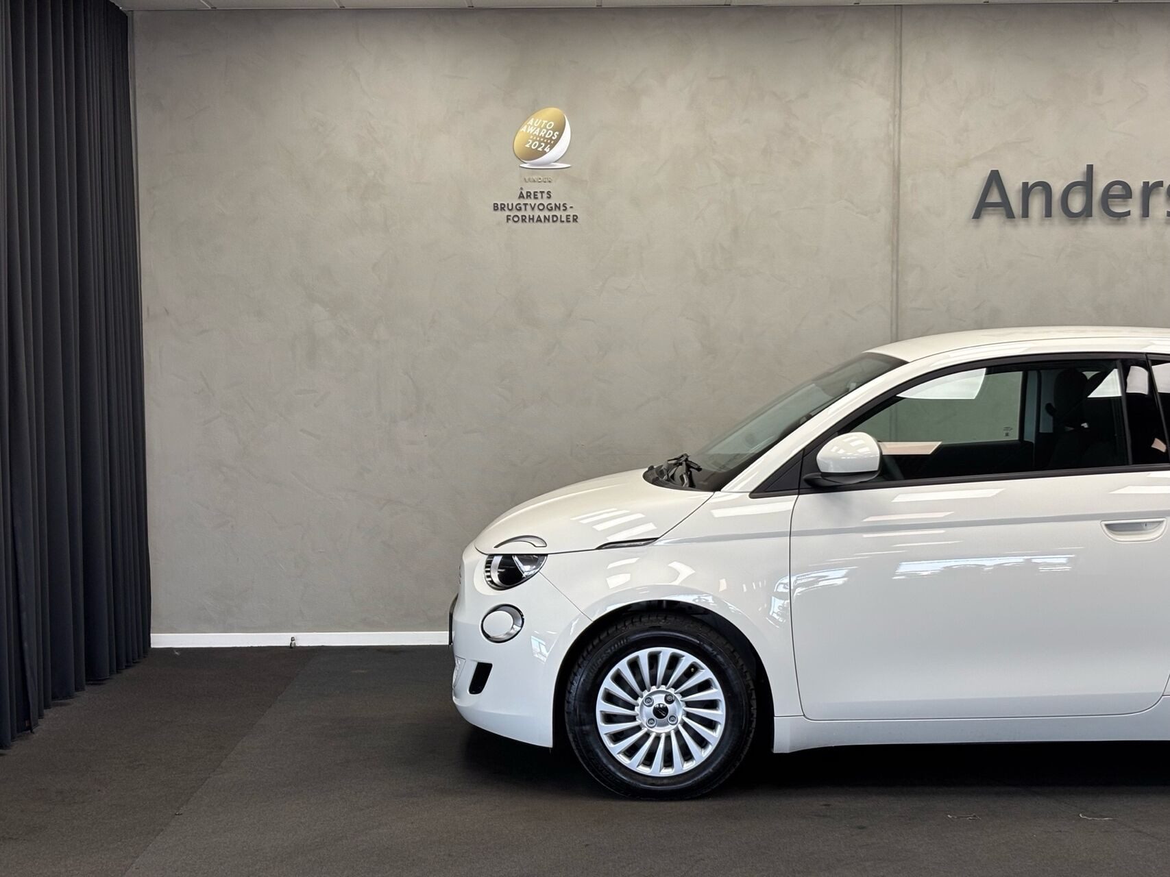 Hvid Fiat 500e fra 2023