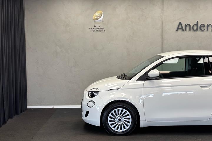 Hvid Fiat 500e fra 2023
